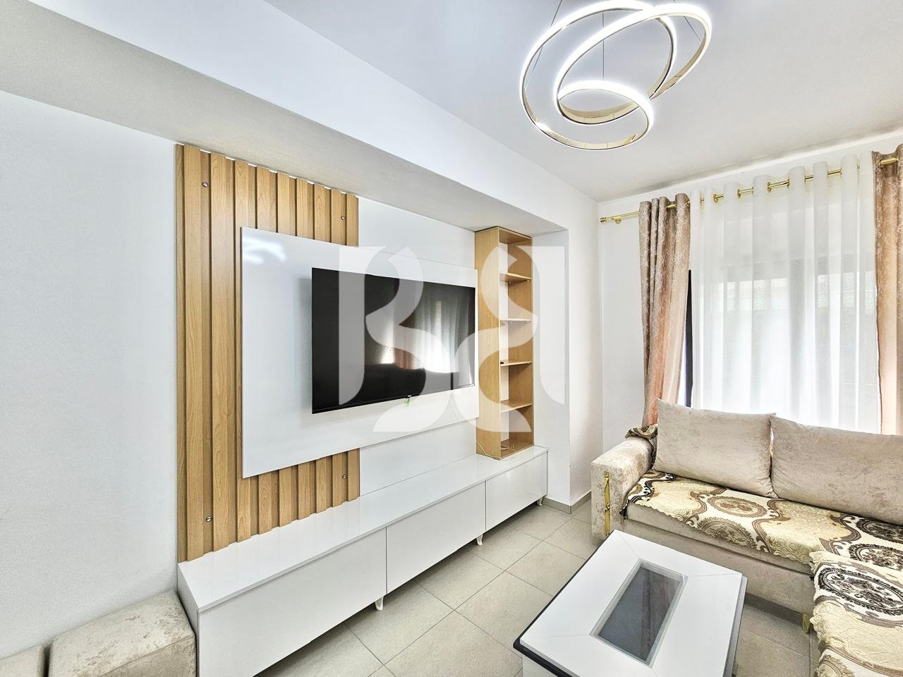 APARTAMENT 1+1 ME QERA NE RRUGEN E KAVAJES