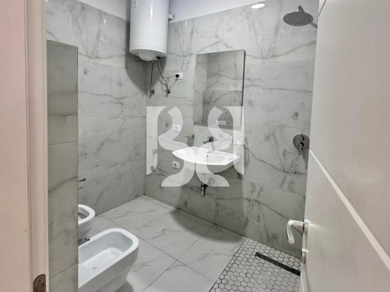 APPARTAMENTO IN AFFITTO PER UFFICI 2+1+2 BAGNI VIA KOSOVAREVE