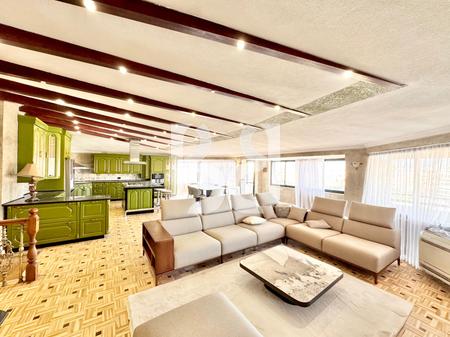 PENTOHUSE ME QIRA LIQENI I TIRANES LAKE VIEW*