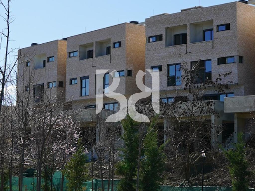 TRIPLEX LUKSOZE ME VERANDË PANORAMIKE – JETESË ELITARE NË PRIVATËSI TOTALE