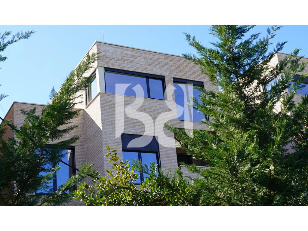 TRIPLEX LUKSOZE ME VERANDË PANORAMIKE – JETESË ELITARE NË PRIVATËSI TOTALE