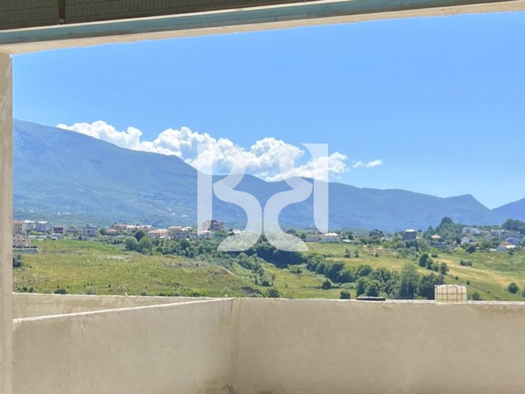 TRIPLEX LUKSOZE ME VERANDË PANORAMIKE – JETESË ELITARE NË PRIVATËSI TOTALE