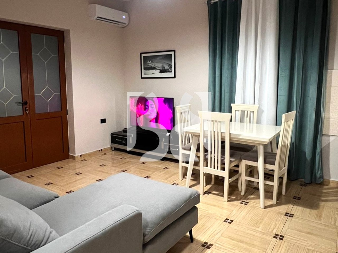 The 2nd floor of a private house is for rent.