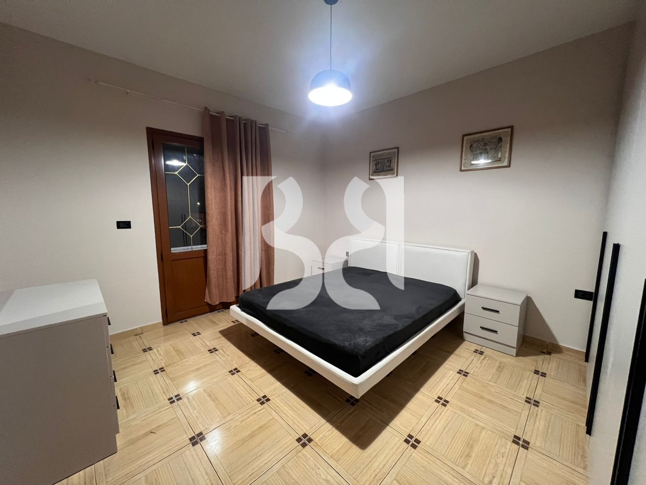 The 2nd floor of a private house is for rent.