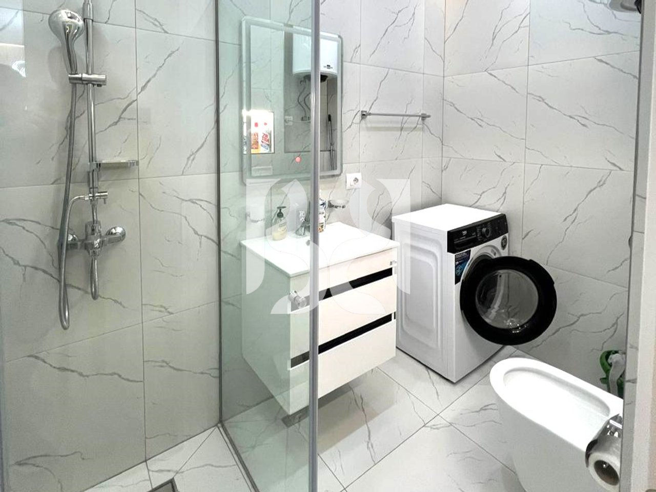 APARTAMENT 1+1 ME QERA – RRUGA E KOSOVAREVE 900€*