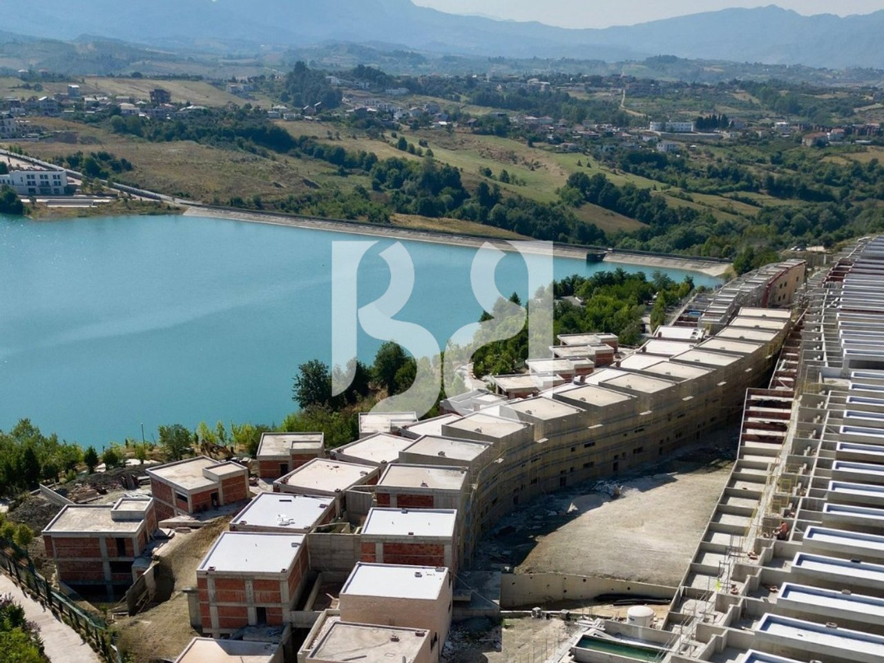 VILË LUKSOZE ME PISHINË PRIVATE & VERANDË PANORAMIKE – JETESË ELITARE NË PRIVATËSI TOTALE