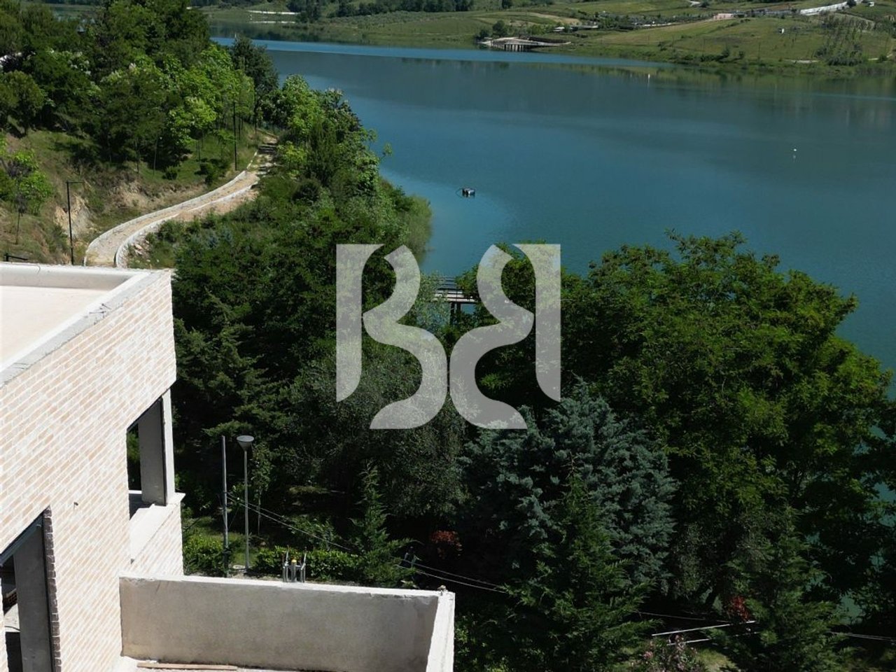 VILË LUKSOZE ME PISHINË PRIVATE & VERANDË PANORAMIKE – JETESË ELITARE NË PRIVATËSI TOTALE