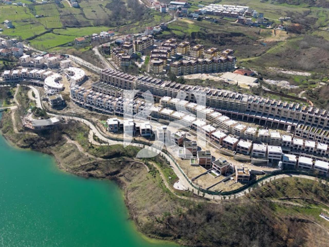 VILË LUKSOZE ME PISHINË PRIVATE & VERANDË PANORAMIKE – JETESË ELITARE NË PRIVATËSI TOTALE