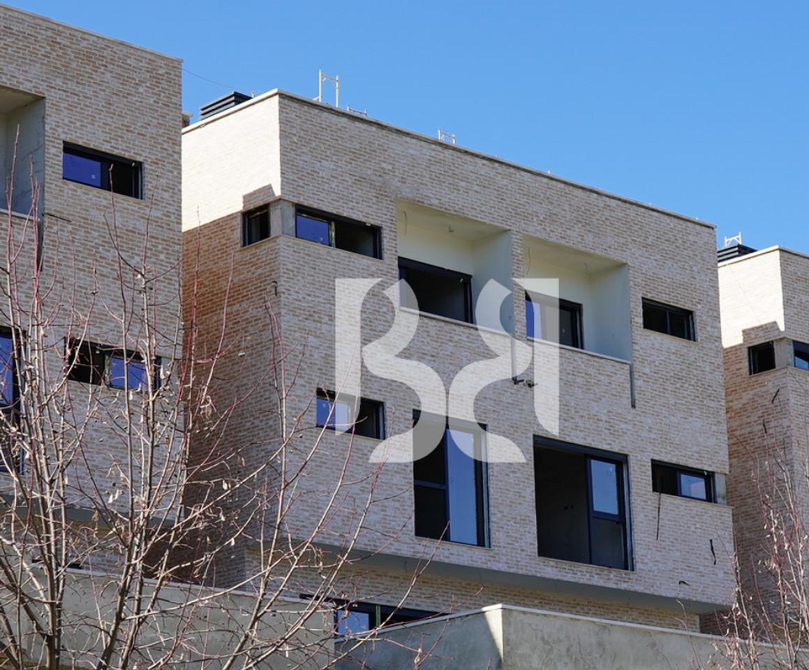 TRIPLEX LUKSOZE ME PISHINË PRIVATE & VERANDË PANORAMIKE – JETESË ELITARE NË PRIVATËSI TOTALE