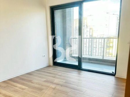 ZYRE ME QERA PRANE QENDRES, RRUGA E BARRIKADAVE