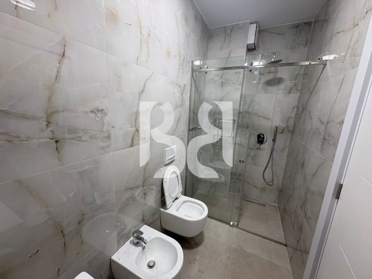 FOR RENT – 1+1 APARTMENT IN COMPLEX E88 DRITAN HOXHA STREET
