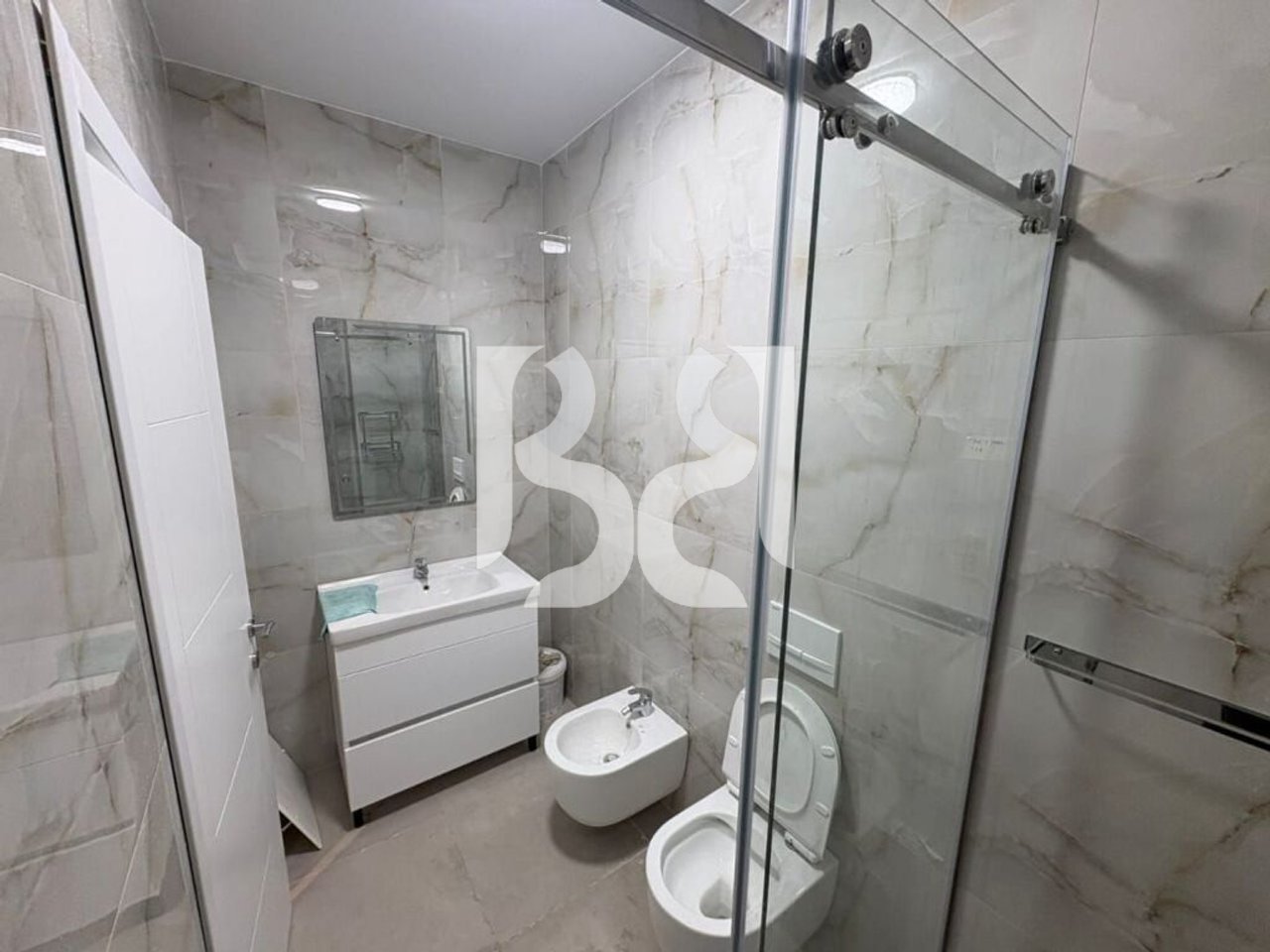 FOR RENT – 1+1 APARTMENT IN COMPLEX E88 DRITAN HOXHA STREET