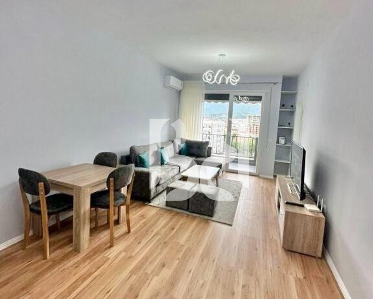 APARTAMENT 2+1 ME QERA PRANE RRUGES 5 MAJI
