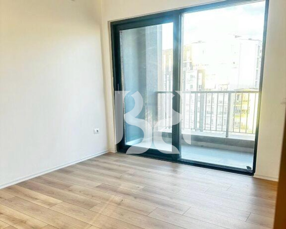 ZYRE ME QERA PRANE QENDRES, RRUGA E BARRIKADAVE