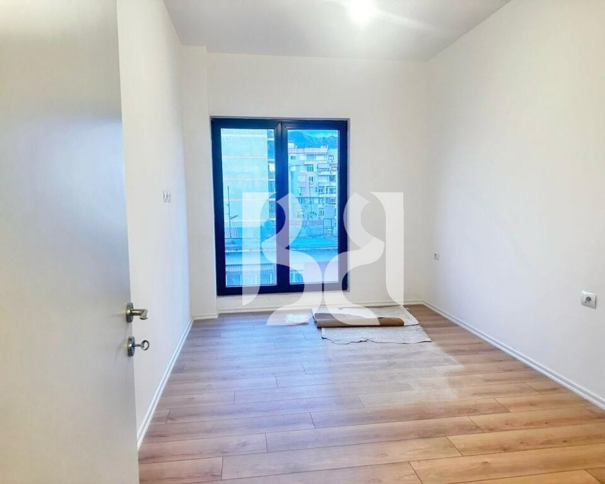 ZYRE ME QERA PRANE QENDRES, RRUGA E BARRIKADAVE