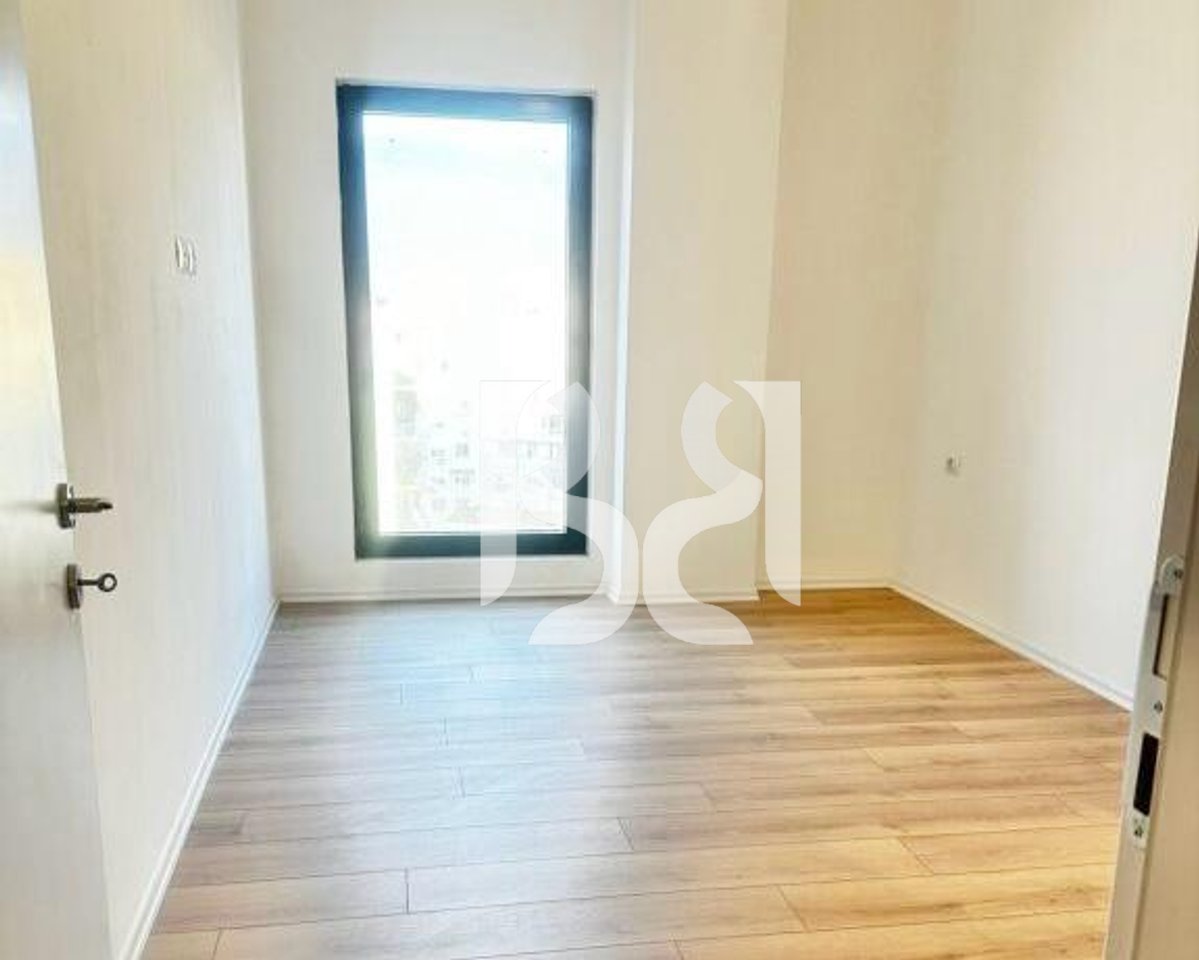 ZYRE ME QERA PRANE QENDRES, RRUGA E BARRIKADAVE