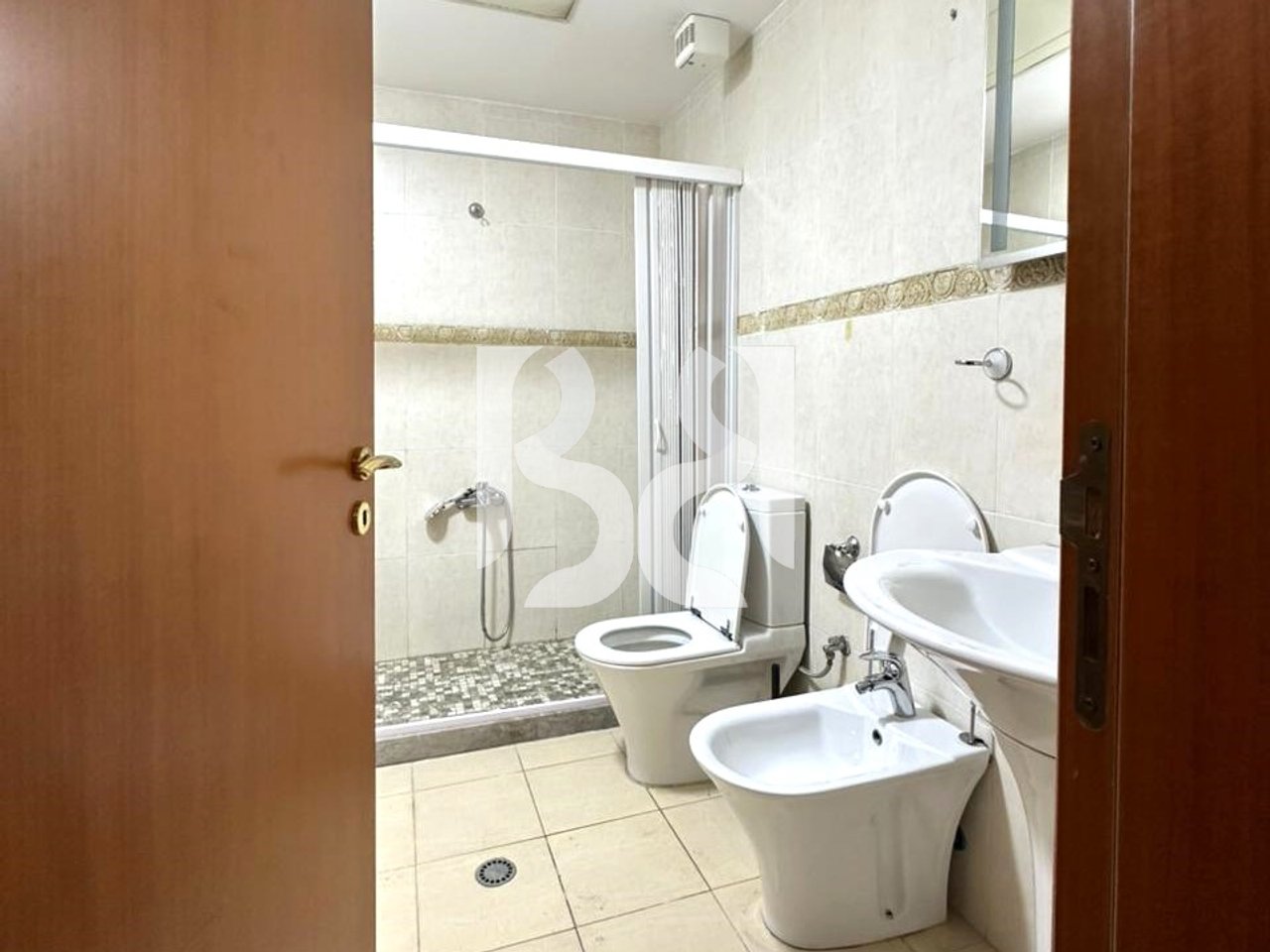 JEPET APARTAMENT 2+1+2 ME QIRA RRUGA BARRIKADAVE