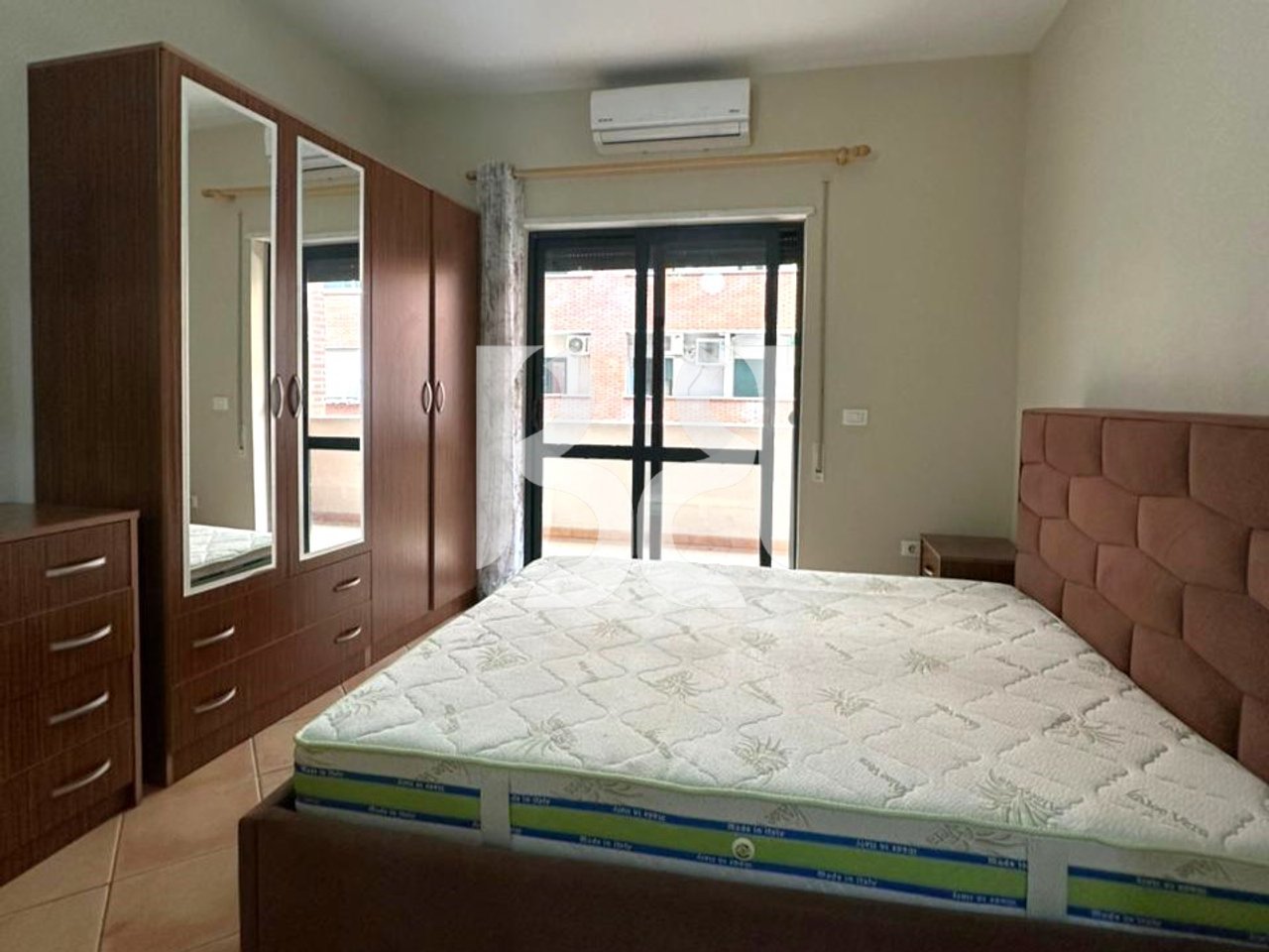 JEPET APARTAMENT 2+1+2 ME QIRA RRUGA BARRIKADAVE