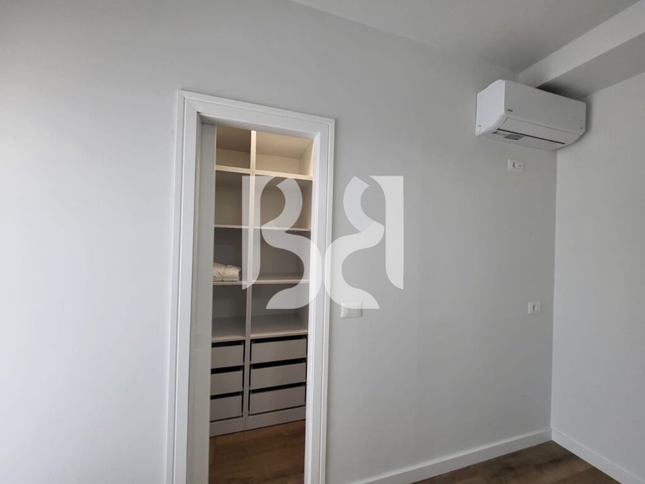 JEPET 1+1 KATI I 4 I NJE VILE PER QIRA TEK ISH PARKU*