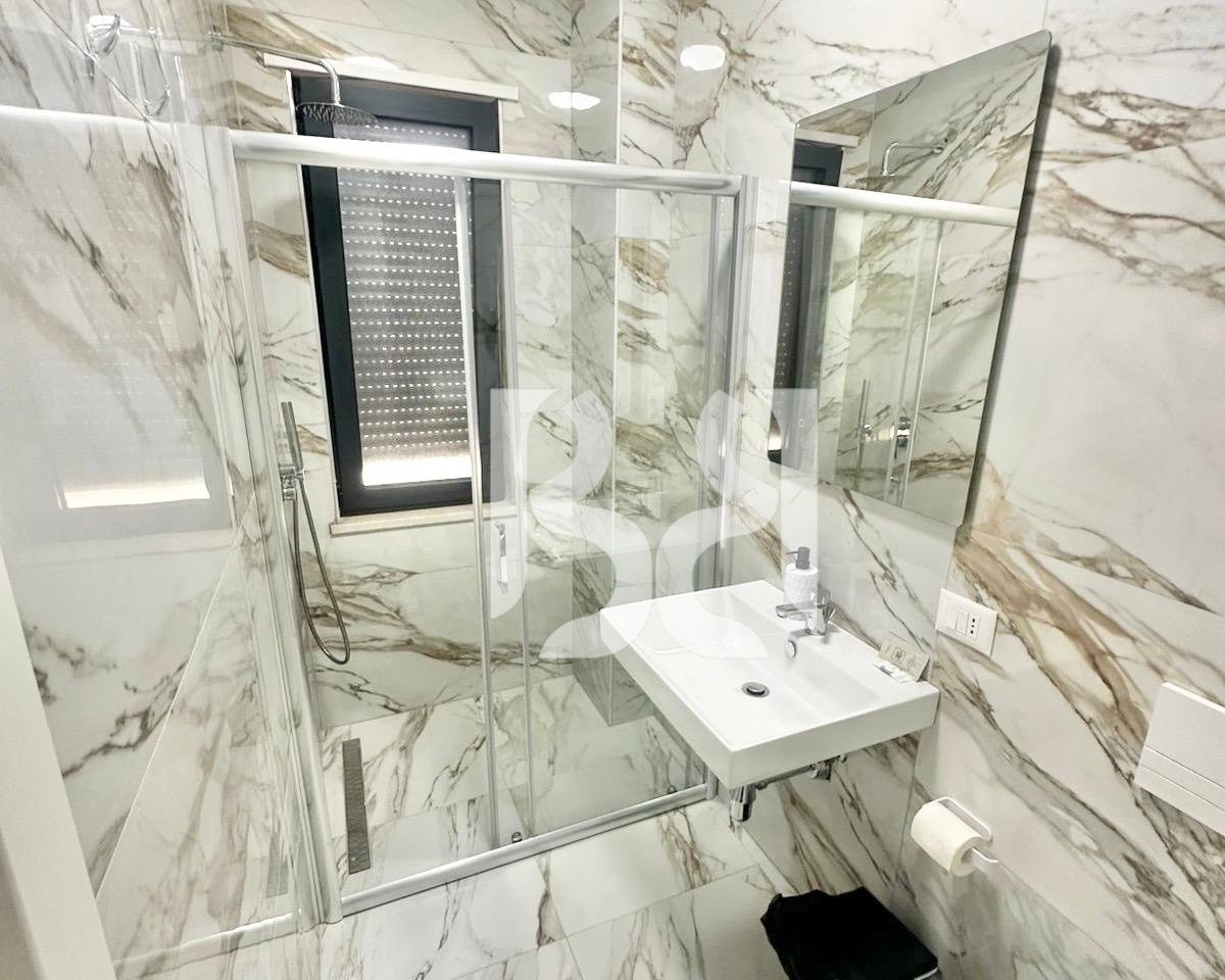 APARTAMENT 2+1+2+ POST PARKIMI ME QERA TEK QENDRA LINKOLN, PAZARI I RI