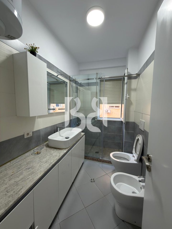 JEPET APARTAMENT 2+1+POST PARKIMI TEK KODRA E DIELLIT**