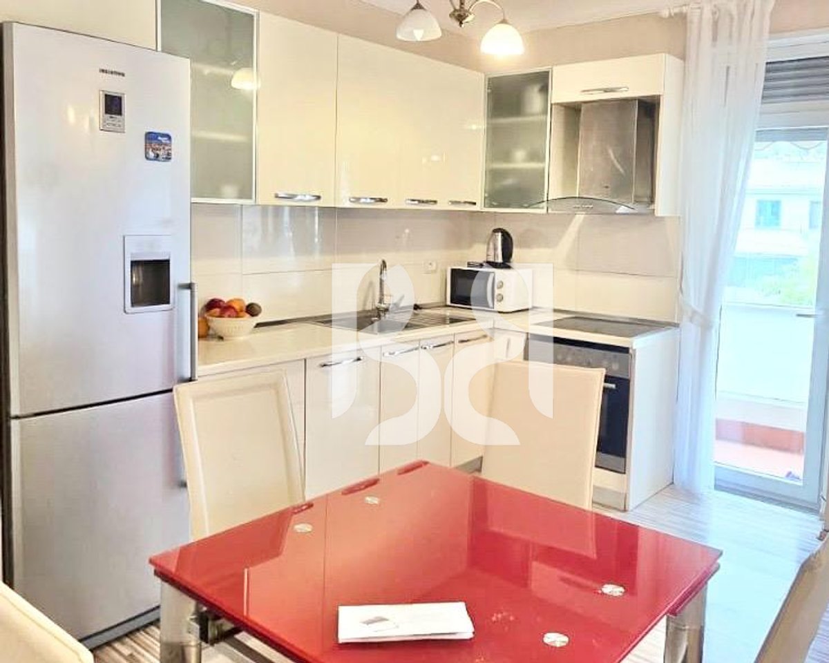 APARTAMENT ME QERA NE RRUGEN MYSLYM SHYRI 2+1+2BALLKONE