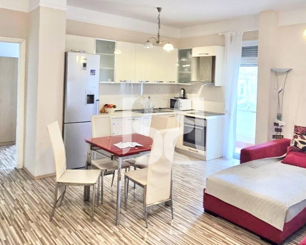 APARTAMENT ME QERA NE RRUGEN MYSLYM SHYRI 2+1+2BALLKONE