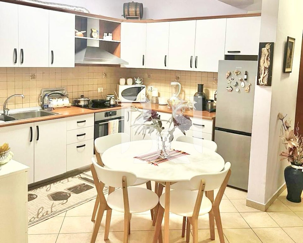APARTAMENT ME QERA 2+1+2 TEK RRUGA E KAVAJES