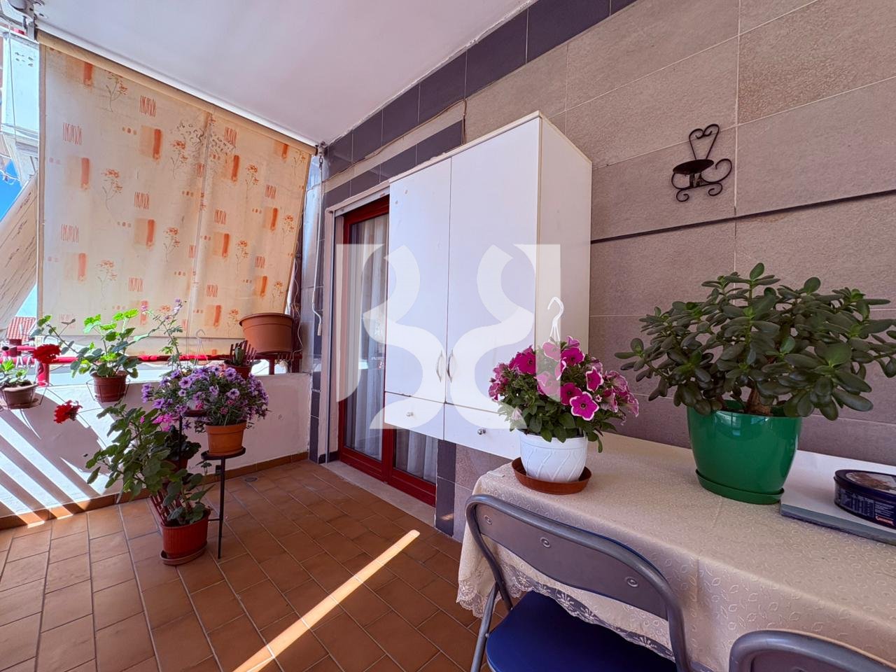 JEPET APARTAMENT 2+1+2+Ballkon ME QIRA TEK RRUGA E KAVAJES**