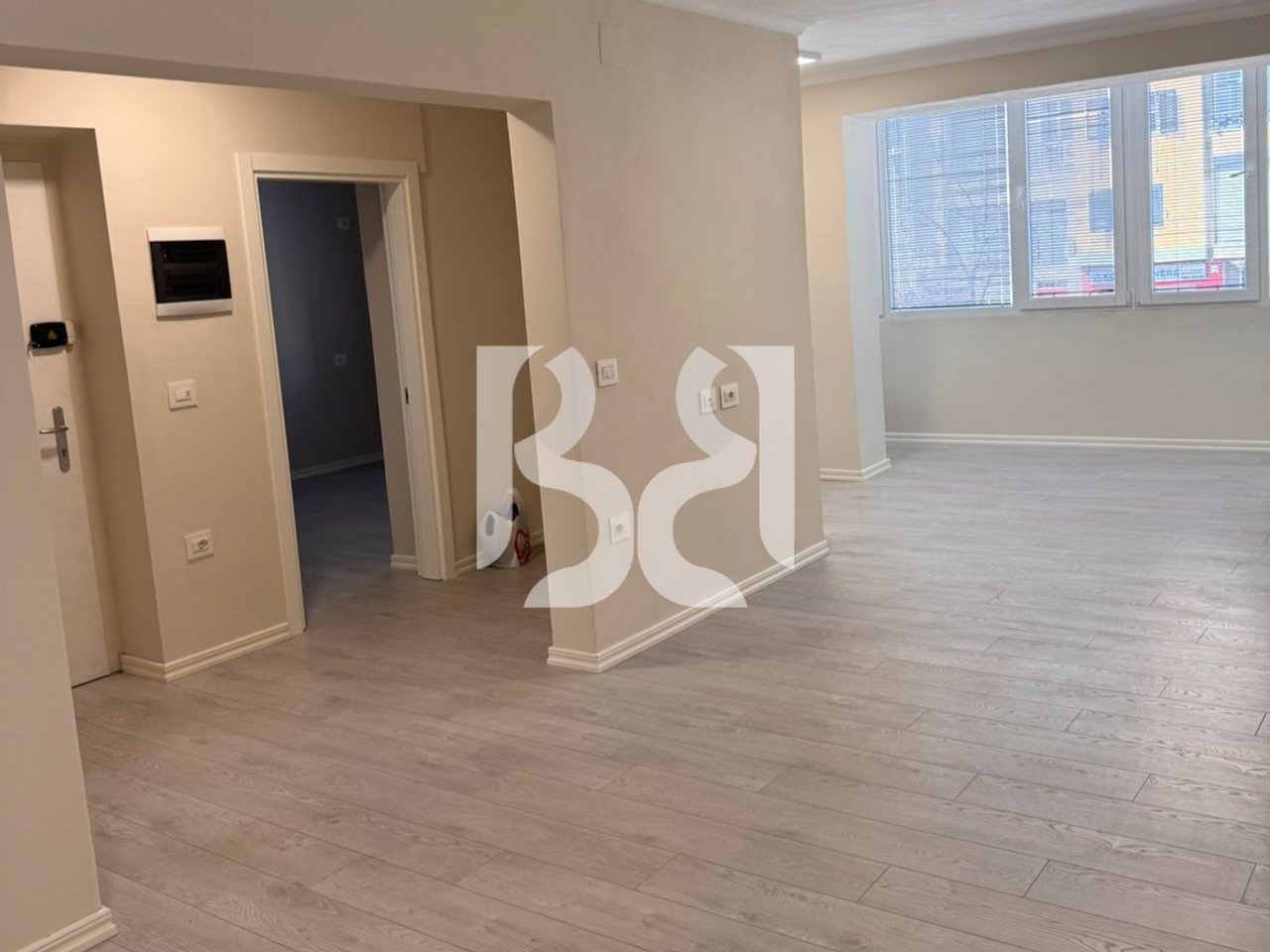 JEPET ME QIRA AMBIENT BIZNESI PRANE 21*