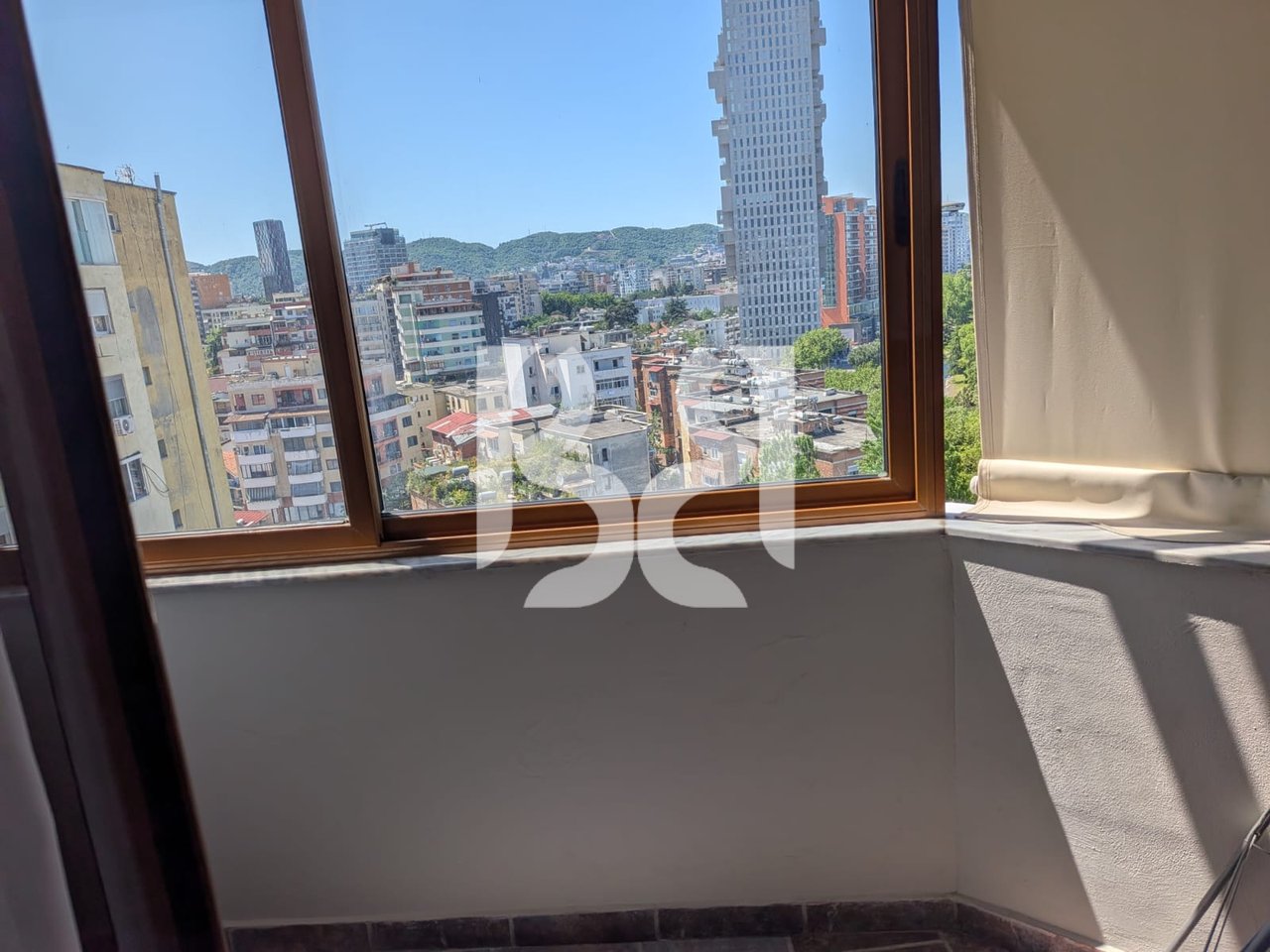 APARTAMENT ME QERA 1+1 PRANE SHKOLLES SE BALETIT