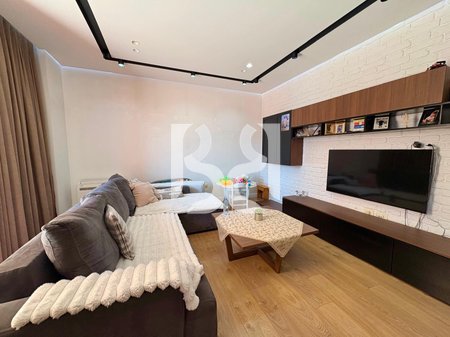 Appartamento 2+1 con guardaroba e veranda in vendita su Viale Migjeni