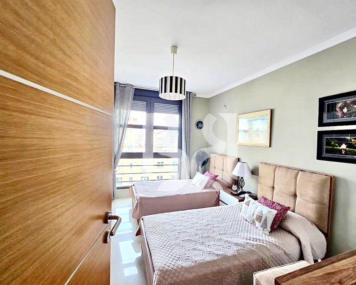 Apartament 3+1+2 për Shitje te Rruga e Kosovarëve | 130 m² | Pamje nga Liqeni | Pallat i Ri