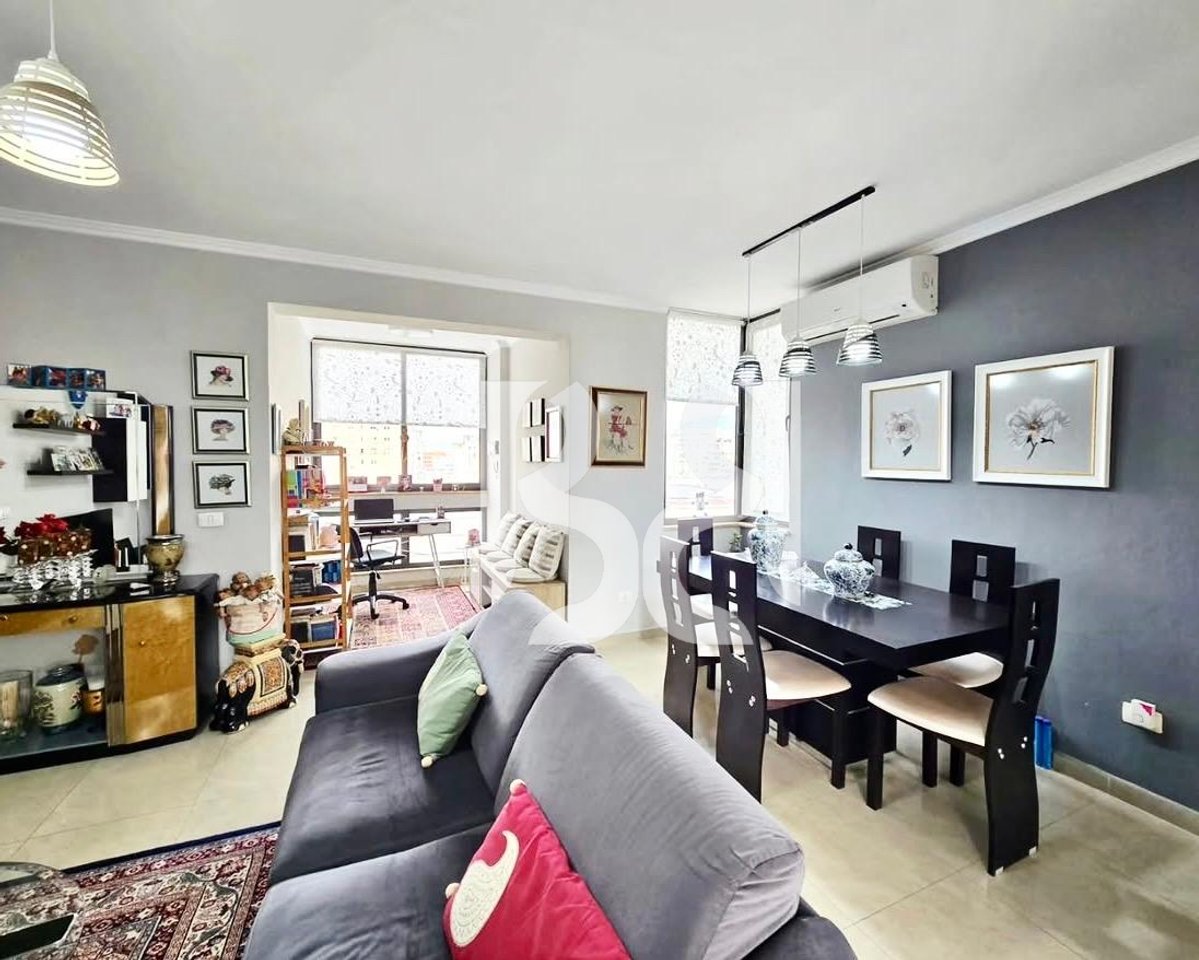 Apartament 3+1+2 për Shitje te Rruga e Kosovarëve | 130 m² | Pamje nga Liqeni | Pallat i Ri