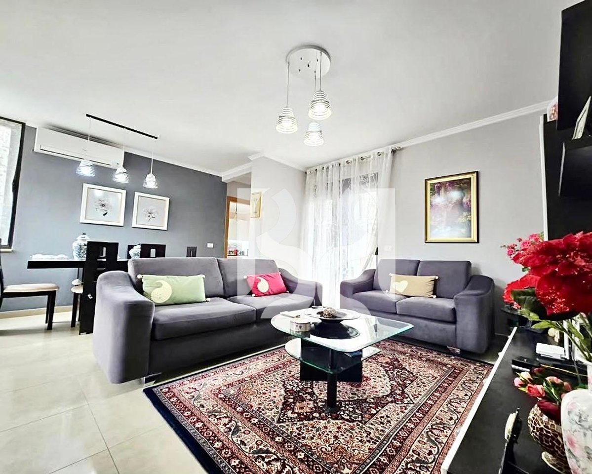Apartament 3+1+2 për Shitje te Rruga e Kosovarëve | 130 m² | Pamje nga Liqeni | Pallat i Ri