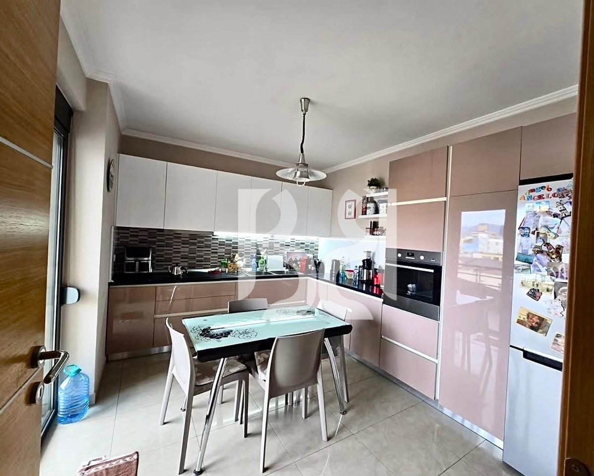 Apartament 3+1+2 për Shitje te Rruga e Kosovarëve | 130 m² | Pamje nga Liqeni | Pallat i Ri