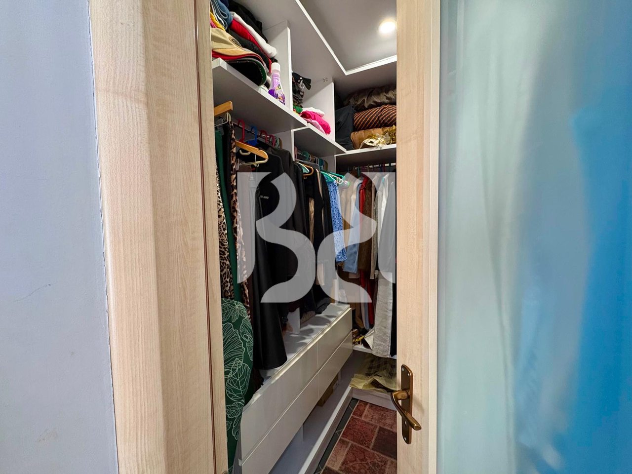 Appartamento 2+1 con guardaroba e veranda in vendita su Viale Migjeni
