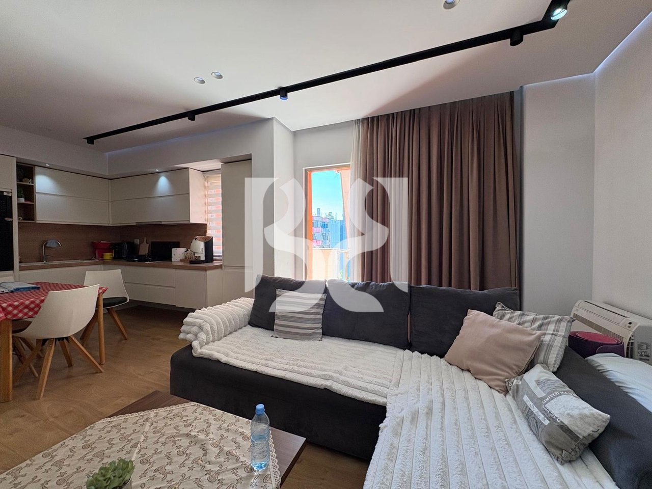 Appartamento 2+1 con guardaroba e veranda in vendita su Viale Migjeni
