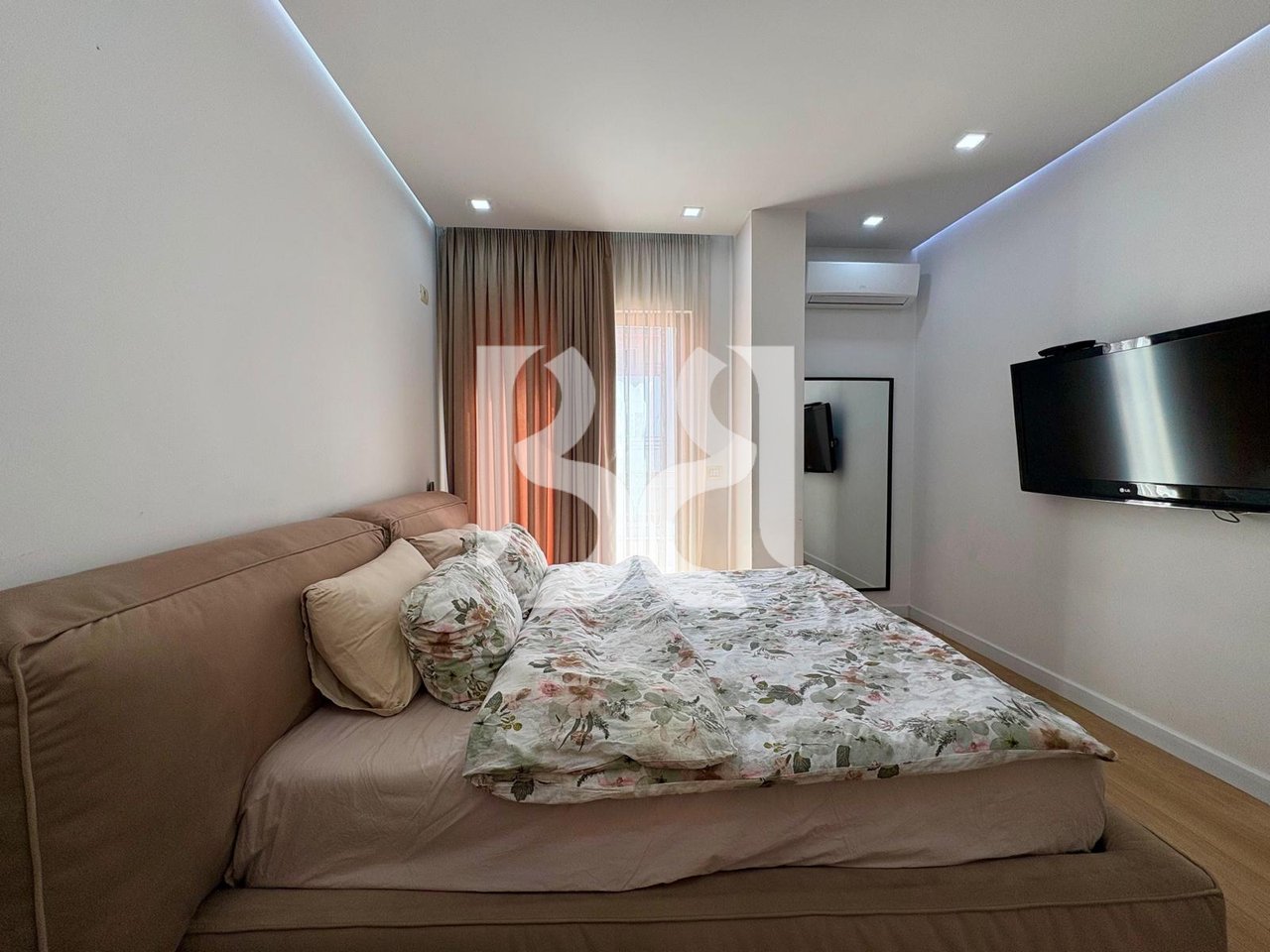 Appartamento 2+1 con guardaroba e veranda in vendita su Viale Migjeni