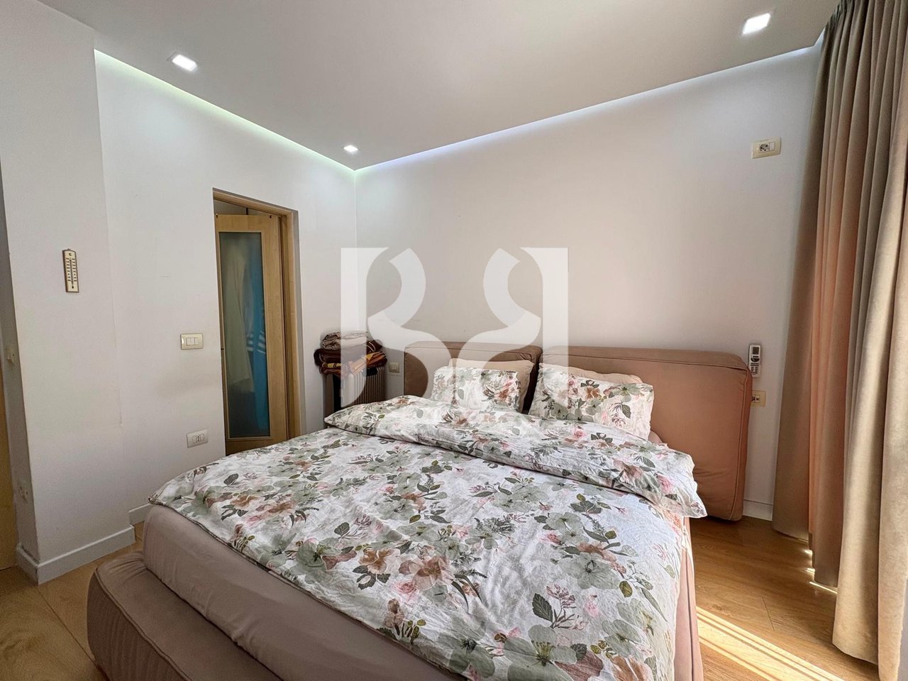 Appartamento 2+1 con guardaroba e veranda in vendita su Viale Migjeni