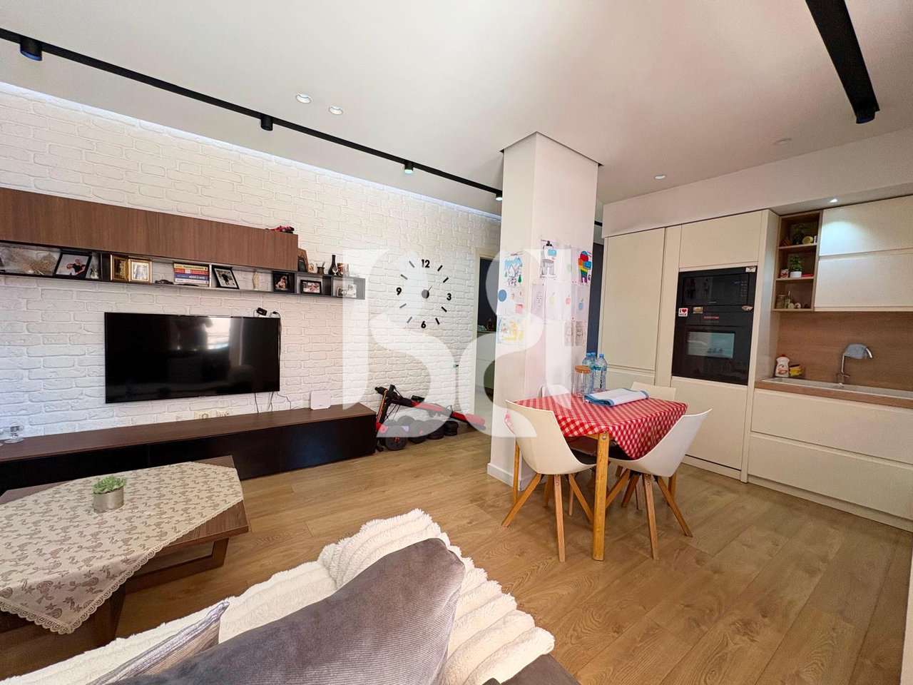 Appartamento 2+1 con guardaroba e veranda in vendita su Viale Migjeni