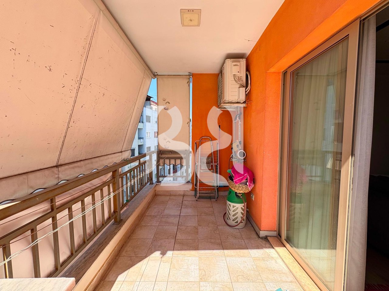 Appartamento 2+1 con guardaroba e veranda in vendita su Viale Migjeni