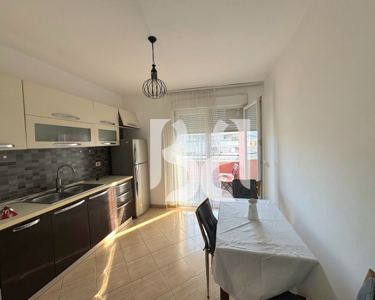 APARTAMENT ME QIRA 3+1+2 PRANË SHKOLLËS "OSMAN MYDERIZI", RRUGA E ELBASANIT