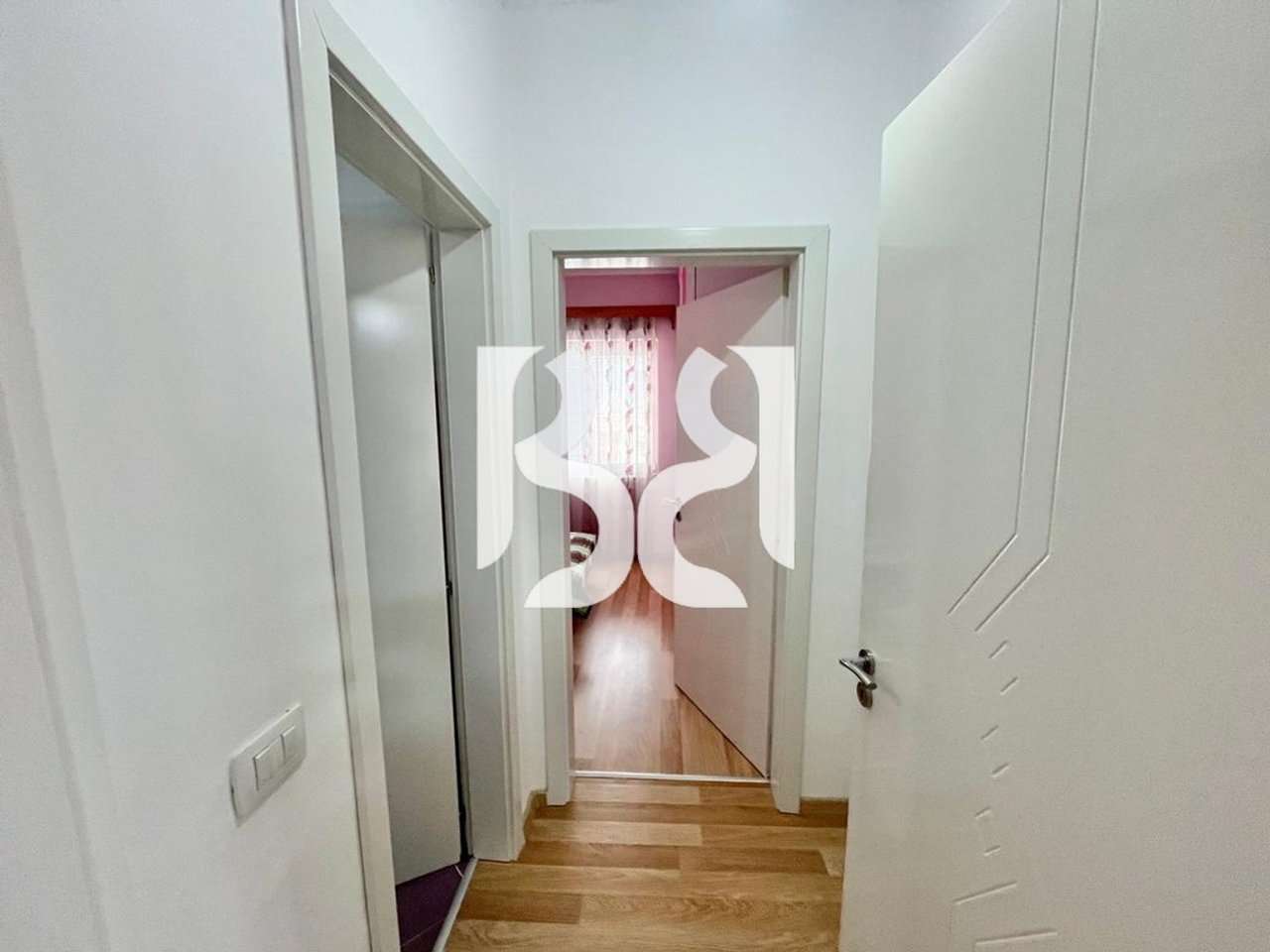 SHITET APARTAMENT 2+1 ME PAMJE BALLORE NGA LIQENI NË POGRADEC*