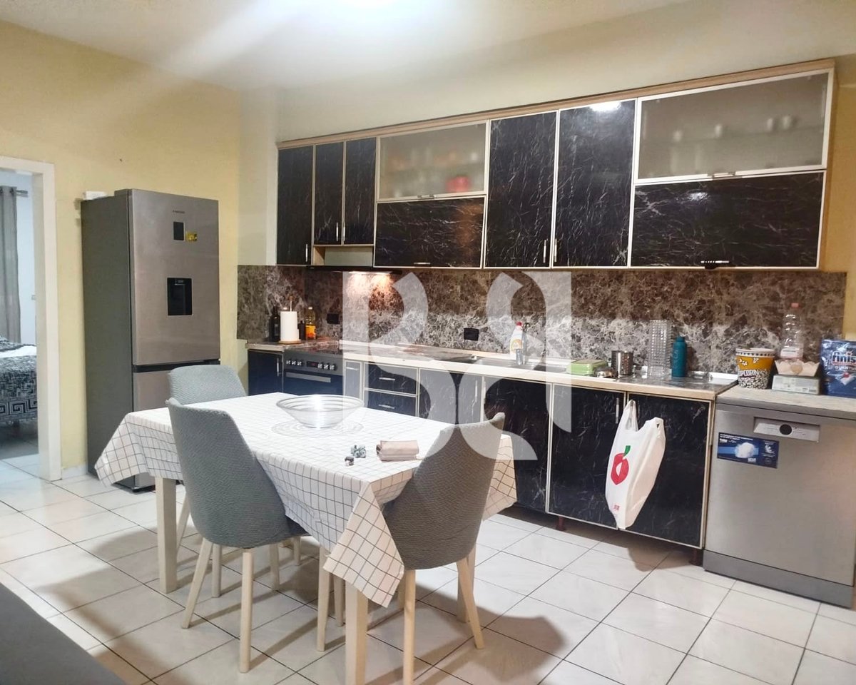 Villa su 2 Piani in Vendita in Via Fortuzi | 268 m² Costruzione | 250 m² Terreno | Vicino al Centro di Tirana