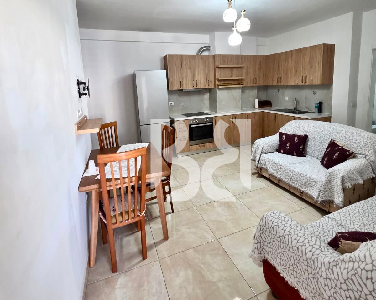 Apartament 2+1 me Qira në Rrugën Sokrat Miho | 91 m² | I Mobiluar | Kati 3 **