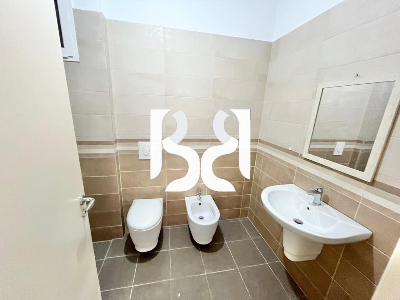 BUSINESS PREMISES / OFFICE FOR RENT