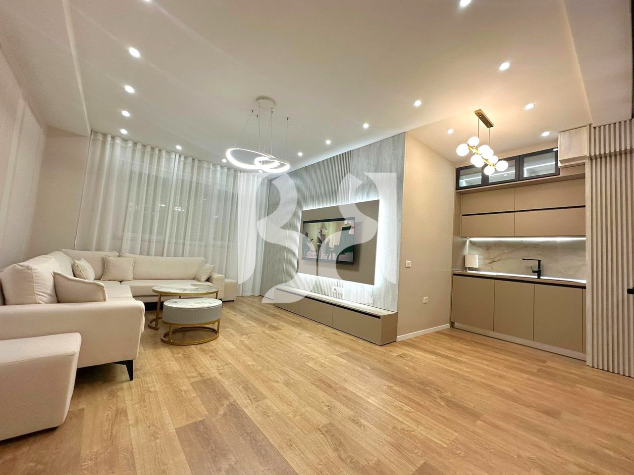 APARTAMENT 2+1+2 ME QIRA TEK SHKOLLA E KUQE, PAZARI I RI