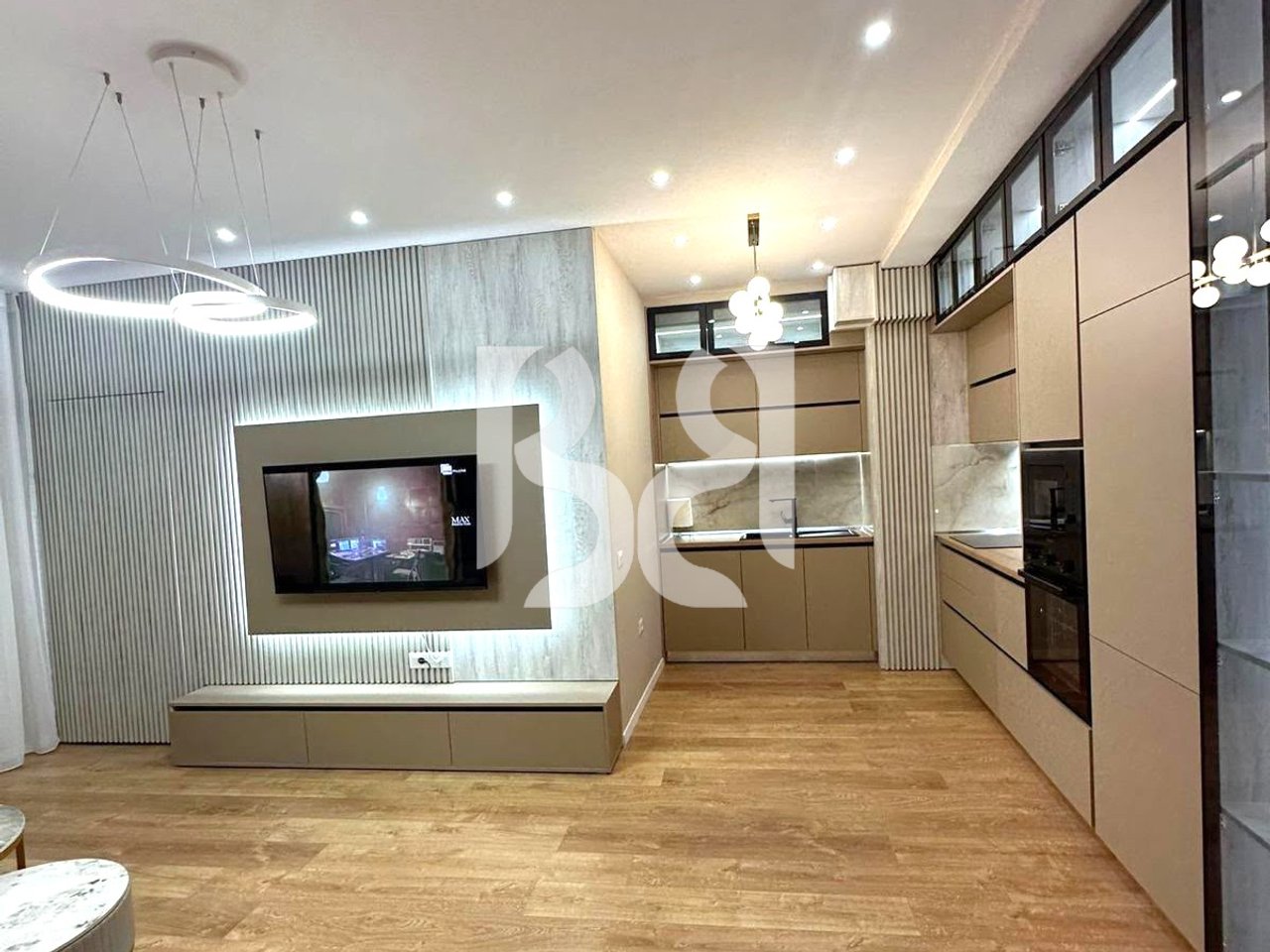 APARTAMENT 2+1+2 ME QIRA TEK SHKOLLA E KUQE, PAZARI I RI