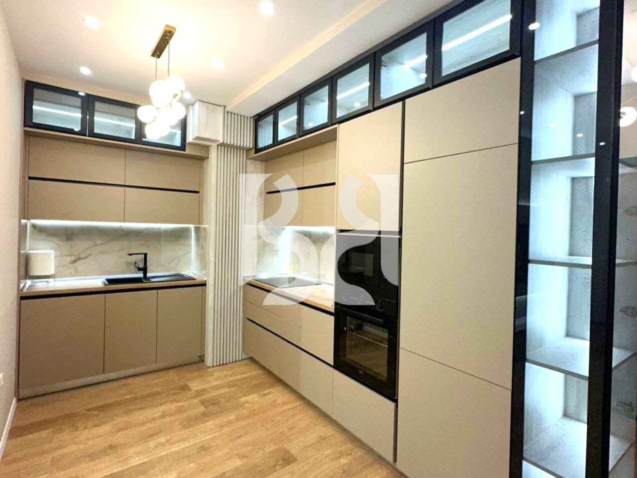 APARTAMENT 2+1+2 ME QIRA TEK SHKOLLA E KUQE, PAZARI I RI